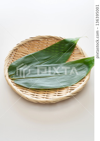 白色背景上的竹葉和濾網，食品背景素材 136395001