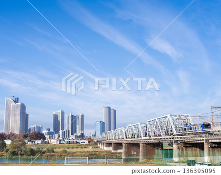 [Yokosuka Line] Early morning train heading towards Tokyo 136395095