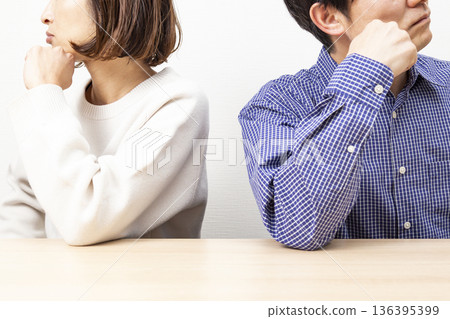 一對中年夫婦爭吵 一對中年夫婦爭吵 136395399