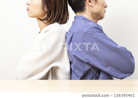一對中年夫婦爭吵 136395401