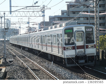 東武10030系8節車廂列車在四線軌道區段運行（攝於獨協大學前站<創價松原>） 136395565