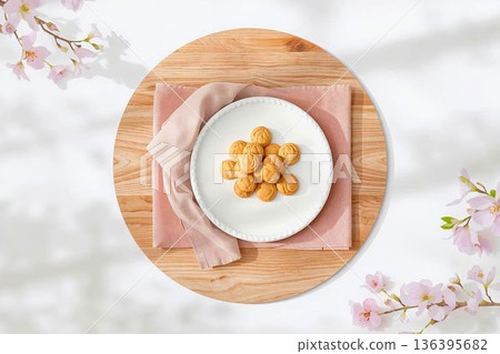 白色盤子、餅乾和鮮花 白色盤子、餅乾和鮮花 136395682