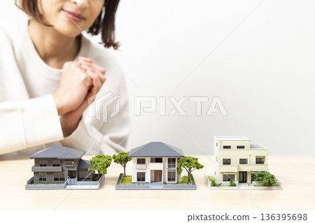 一位女士正在參觀樣品屋。 136395698