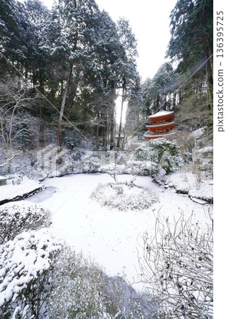 Tahoto Pagoda on a snowy day 136395725