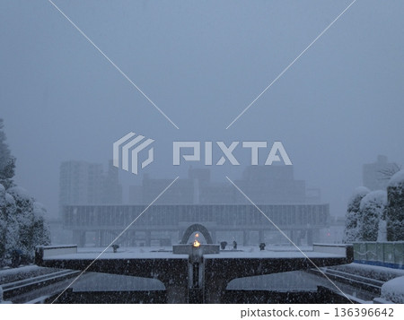 雪中的廣島和平紀念館 136396642