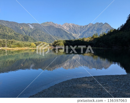 大正池中倒映的穗高山脈 大正池中倒映的穗高山脈 136397063