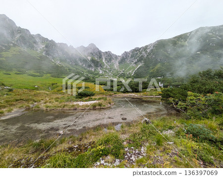 籠罩在薄霧中的千丈坑 籠罩在薄霧中的千丈坑 136397069