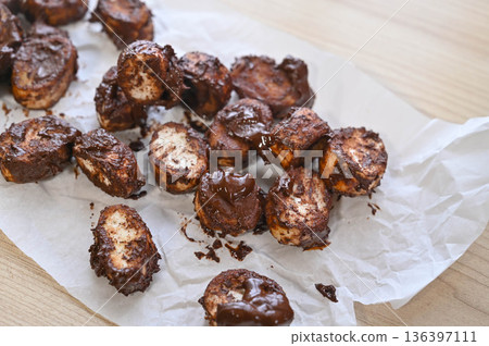 將巧克力包裹的麩質冷卻 136397111