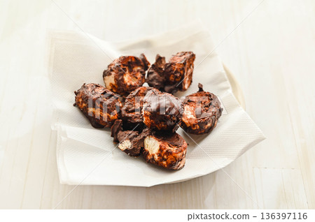 Crispy gluten chocolate 136397116