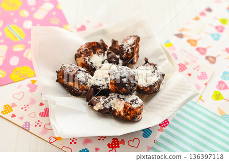 香脆小麥粉巧克力配牛奶 136397118