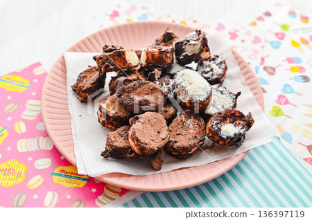 香脆小麥粉巧克力，含可可和牛奶 136397119