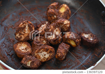 將巧克力沾入烤過的麵筋中 將巧克力沾入烤過的麵筋中 136397120