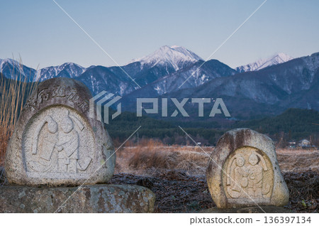 黎明時分的常年道總神社【安曇野市】 136397134