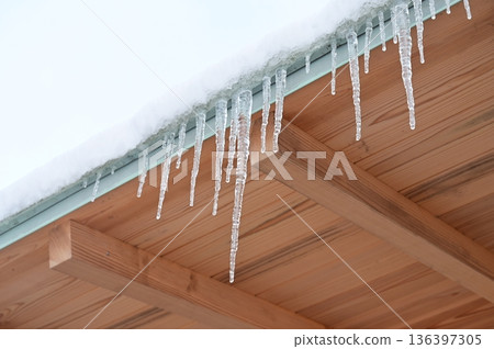 屋簷下的冰柱 136397305