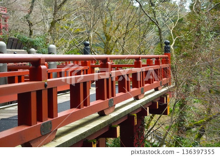 日式花園中傳統的紅色木製欄桿 日式花園中傳統的紅色木製欄桿 136397355