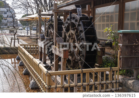 日本公園裡的水車 136397615