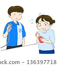 一名驚慌失措的女子在收銀台前拿著智慧型手機。 136397718