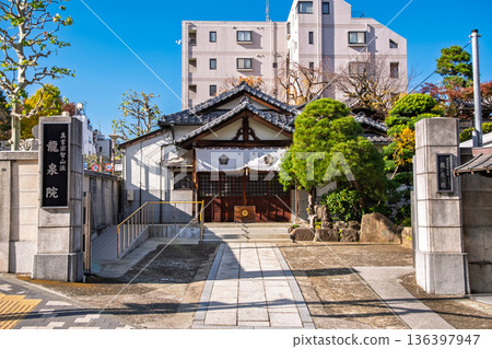 The main hall of Ryusen-in Temple and the blue sky in Waseda, Shinjuku Ward, Tokyo The main hall of Ryusen-in Temple and the blue sky in Waseda, Shinjuku Ward, Tokyo 136397947