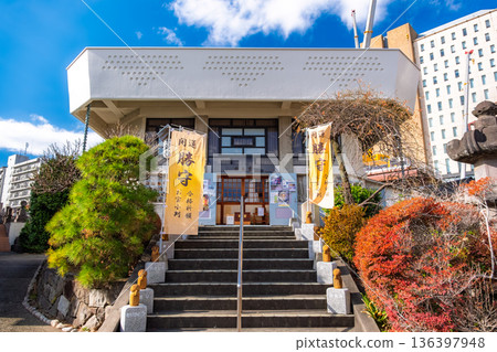 Hosenji Temple, famous for its "victory charms," is located next to Waseda University in Shinjuku Ward, Tokyo. 136397948