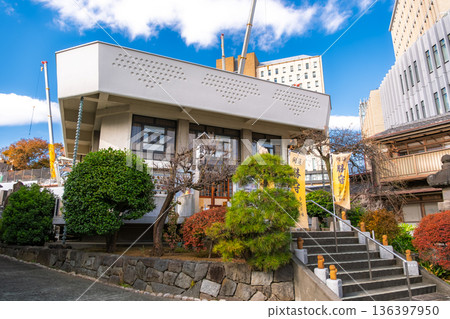 法泉寺以其「勝利護身符」而聞名，位於東京新宿區早稻田大學旁。 136397950