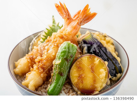 米飯和油炸魚碗 136398490