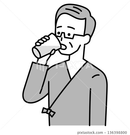 一位身穿檢查服的老人正在服用鋇劑。 136398800