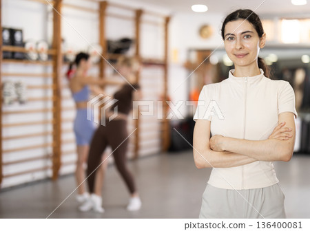 Portrait of an athletic woman in the hall 136400081