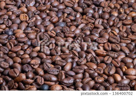 Closeup espresso roasted coffee beans with sheen dense oily surface crema potential dramatic cafe lighting premium smallbatch narrative sensoryfocused composition Closeup espresso roasted coffee beans with sheen dense oily surface crema potential dramatic cafe lighting premium smallbatch narrative sensoryfocused composition 136400702