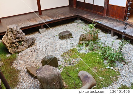 寧靜的禪意花園,美麗的石頭和沙畫圖案。 寧靜的禪意花園,美麗的石頭和沙畫圖案。 136401406