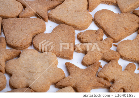 Flower and heart cookies for gifting, craft box presentation suggested, ribbonready arrangement, warm holiday mood, ideal for gift marketing and seasonal campaigns Flower and heart cookies for gifting, craft box presentation suggested, ribbonready arrangement, warm holiday mood, ideal for gift marketing and seasonal campaigns 136401653