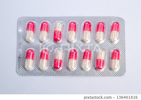 Glossy capsules arranged neatly. Medicinal capsules in structured blister pack. Pharmacy style presentation of shiny capsules in meticulously arranged blister pack Glossy capsules arranged neatly. Medicinal capsules in structured blister pack. Pharmacy style presentation of shiny capsules in meticulously arranged blister pack 136401816