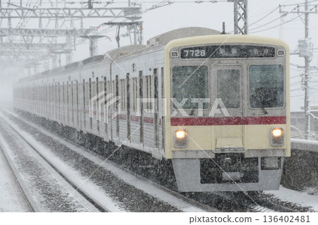 京王7000系列7728F復刻版深紅色條紋雪地飛行 京王7000系列7728F復刻版深紅色條紋雪地飛行 136402481