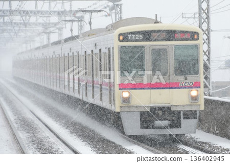 京王7000系列7725F型壓珠車在雪地行駛 京王7000系列7725F型壓珠車在雪地行駛 136402945