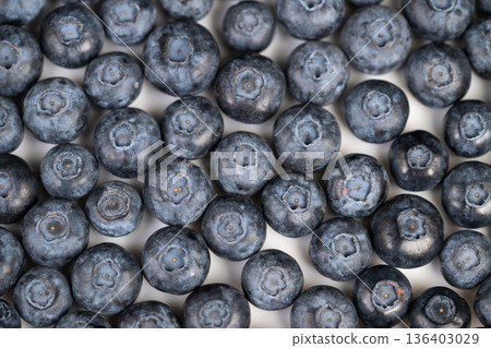 Close up blueberries in bulk, uniform sizing and matte bloom indicate commercial supply quality, ideal for food manufacturers, wholesale packaging and ingredient sourcing visuals Close up blueberries in bulk, uniform sizing and matte bloom indicate commercial supply quality, ideal for food manufacturers, wholesale packaging and ingredient sourcing visuals 136403029