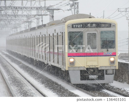 京王7000系列7727F型波紋車在雪地行駛 京王7000系列7727F型波紋車在雪地行駛 136403101