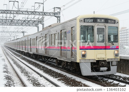 Keio 7000 series 7727F corrugated car running in the snow Keio 7000 series 7727F corrugated car running in the snow 136403102