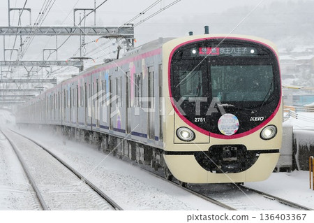 京王2000系列2701F在雪地裡行駛 136403367