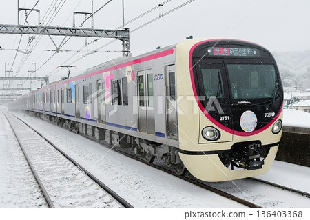 京王2000系列第二代2701F在雪地行駛 136403368