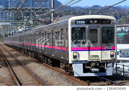 京王7000系列7726F型波紋車正駛往新宿,背景是連綿的山脈。 京王7000系列7726F型波紋車正駛往新宿,背景是連綿的山脈。 136403640