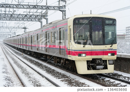 京王8000系列8714F在雪地裡行駛 136403698