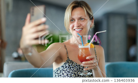 selfie, woman, cocktails 136403936