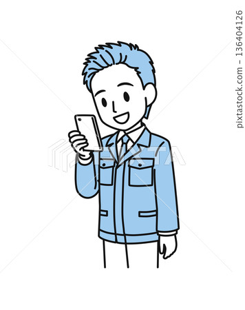 插畫素材:一名身穿工作服的技術工人正在看智慧型手機 插畫素材:一名身穿工作服的技術工人正在看智慧型手機 136404126
