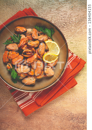 mussels no shell, boiled, mussels, peeled, in a bowl, with lemon and parsley, Chilean mussels, top view, no people, 136404155