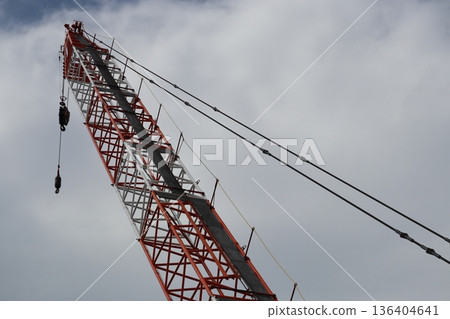 起重機在天空中延伸 136404641