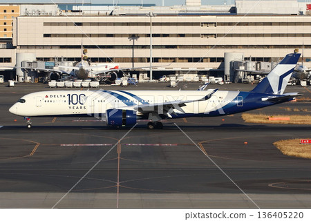 達美航空空中巴士A321飛機準備起飛 達美航空空中巴士A321飛機準備起飛 136405220