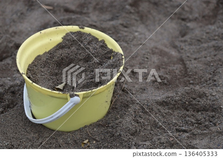 沙箱裡留下了水桶 沙箱裡留下了水桶 136405333