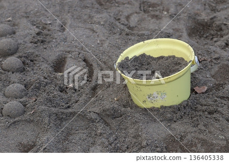 沙箱裡留下了水桶 136405338