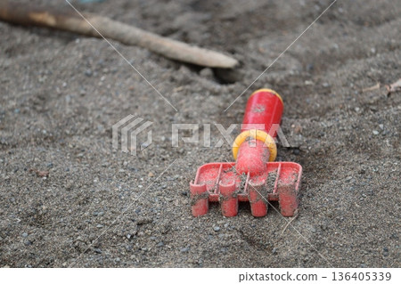 沙箱裡留下了一把耙子 136405339