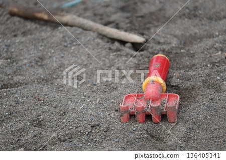 沙箱裡留下了一把耙子 136405341