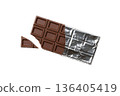 用鋁箔紙包裹的巧克力棒 136405419